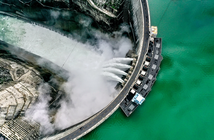 DZ0046,《锦屏水电站》位于凉山州的锦屏水电站总装机840万kW，混凝土双曲拱坝坝高305m，是世界同类坝型中第一高坝。图为2020年8月10日，俯瞰锦屏水电大坝泄水。邹森 摄13795613137_副本.jpg