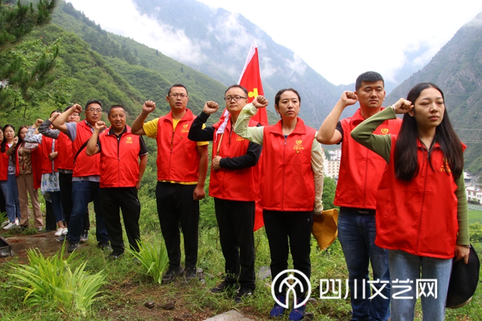 红军烈士墓前重温入党诗词_副本.jpg