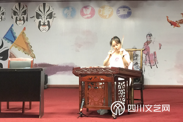 四川扬琴表演艺术家唐瑜蔓在授课_副本.png