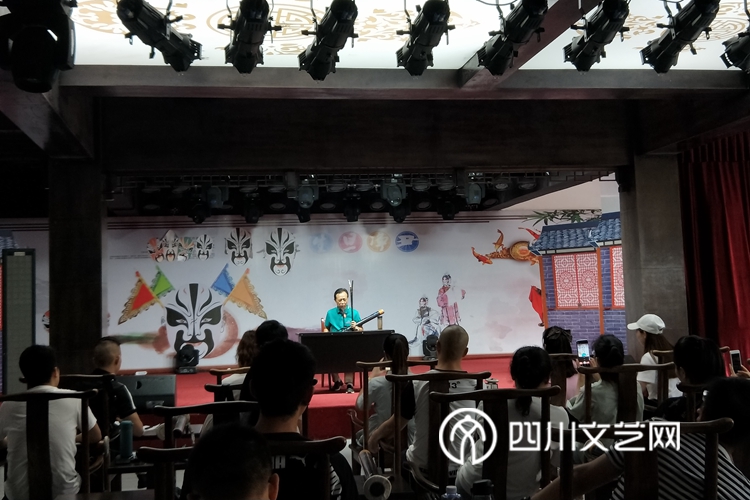四川竹琴表演艺术家罗大春在授课_副本.jpg