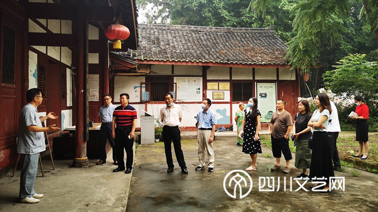 参会人员参观“四川省廉洁文化教育基地“——杨氏宗祠（升庵故里坊）(1)_副本.jpg