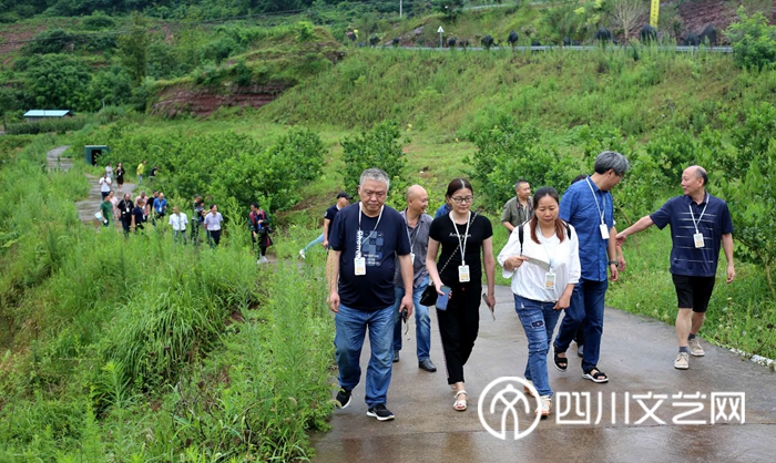受邀诗人在岳池中医药健康旅游示范基地采风_副本.jpg