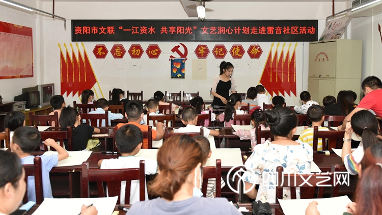 文艺志愿者开展美术培训_副本.jpg