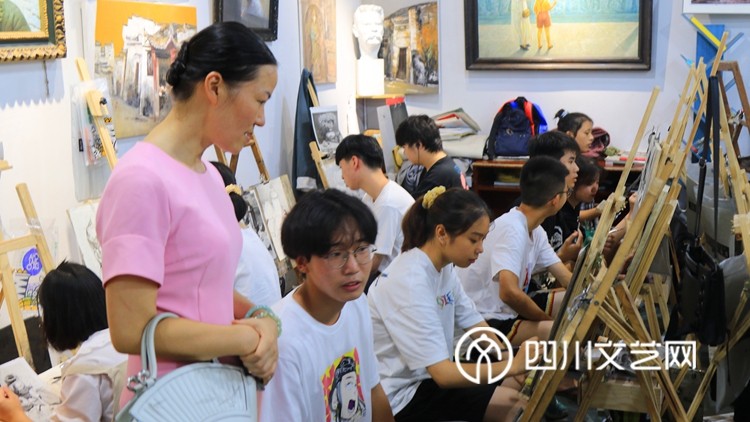 4.资阳市文联主席魏华了解艺恒画室美术爱好者心声_副本.jpg