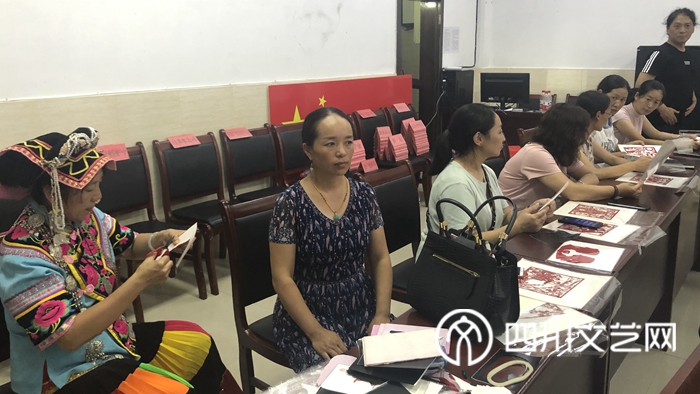 剪纸艺术家龙玲现场与大家互动_副本.jpg