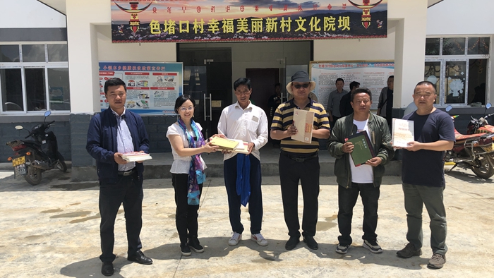 省民协主席孟燕（左二），省民协副主席、秘书长黄红军（右一）向色堵口村赠书_副本.jpg