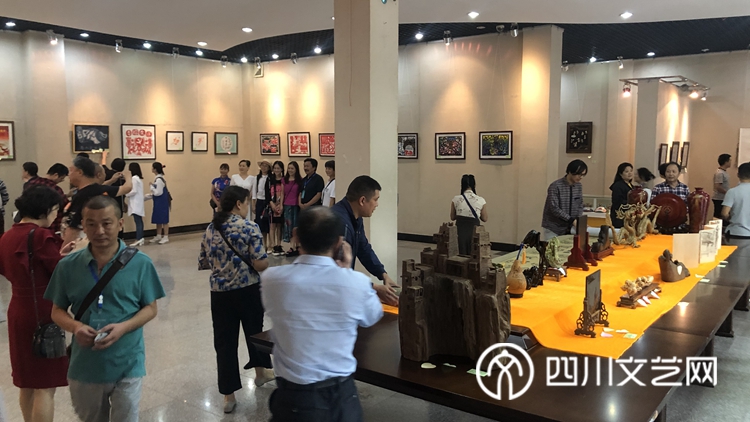 展览现场_副本.jpg