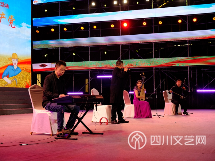陶培力、孙贤储、龚婷、、唐光华表演民乐联奏《扬鞭催马送粮忙》.JPG
