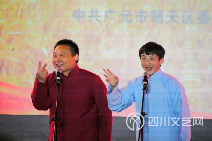 田海龙、姜顺然表演相声《欢声笑语》.jpg