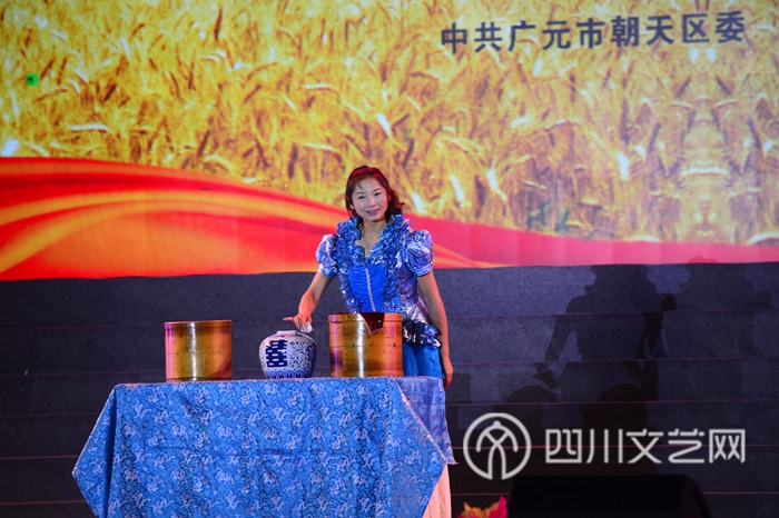 刘静表演《古彩戏法》.JPG