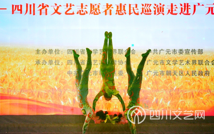 刘欣悦、刘美燕、李章淋表演杂技《钻桶》.jpg