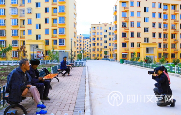 摄影家们在喜德县彝欣社区.webp.jpg