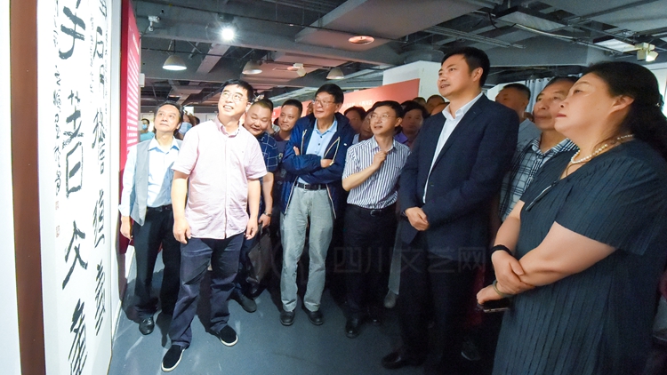 中国书法家协会副主席、四川省文联副主席、四川省书法家协会主席戴跃等陪同嘉宾观看展览_副本.jpg