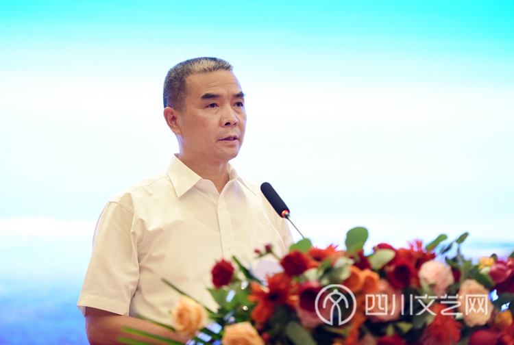 3巴中市委宣传部常务副部长马永介绍第二届“大巴山文艺推优工程”相关情况 (3).jpg