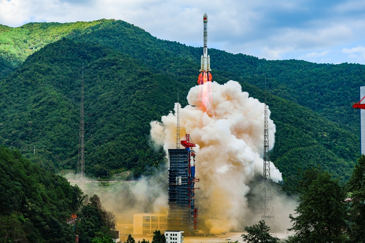 DZ0370,蒋志康 13980282374《腾飞西昌卫星发射中心成功发射2021.9.27摄冕宁县城厢小学家属区13980282374_副本.jpg