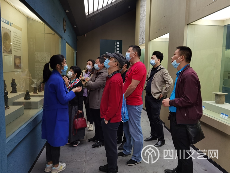 艺术家们听取阆中历史介绍.jpg