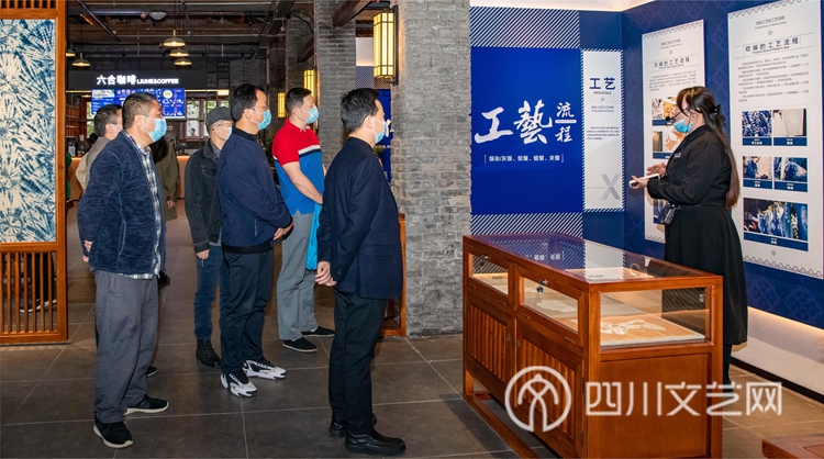 艺术家们听取丝绸制作工艺介绍.jpg