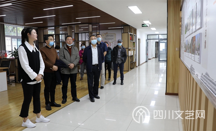 西湖街社区党群服务中心工作人员为艺术家介绍工作情况.JPG