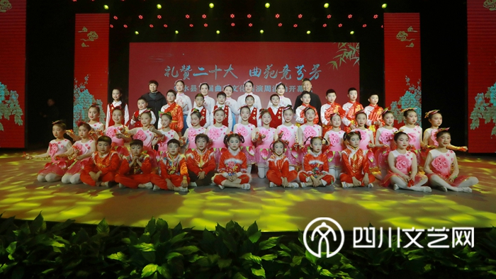 “礼赞二十大·曲苑竞芬芳”首届曲艺文化展演_副本.jpg