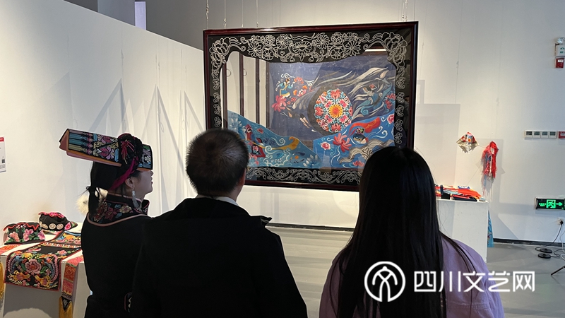 参观羌绣_副本.jpg