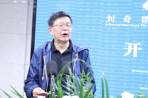 何应辉先生出席开幕式并宣布展览开幕.jpg
