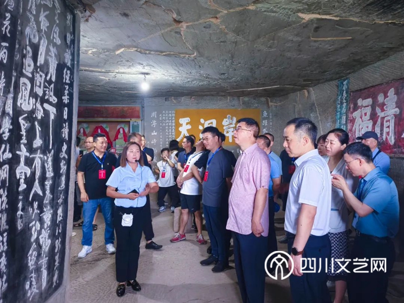 考察寻乐书岩石刻书法_副本.jpg
