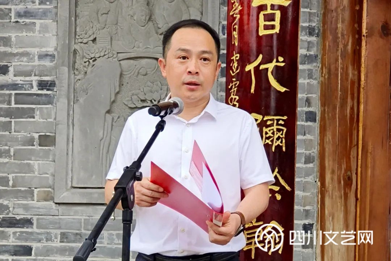 谢龙飞主持揭牌仪式_副本.jpg