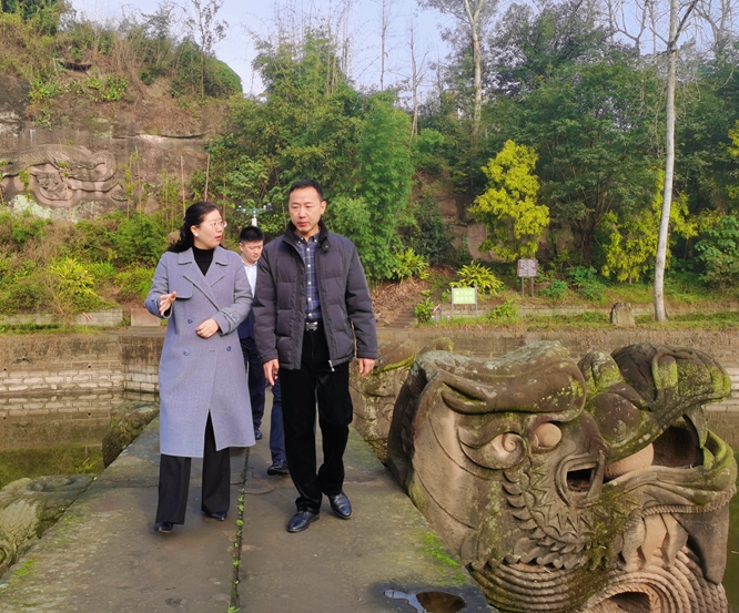 《人民文学》杂志社文学名家采风团一行在四川省泸州市泸县龙脑桥参观采风。李欣  摄.jpg
