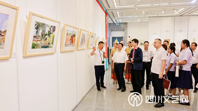乐山嘉州画院常务副院长袁艺为观展嘉宾讲解_副本.jpg