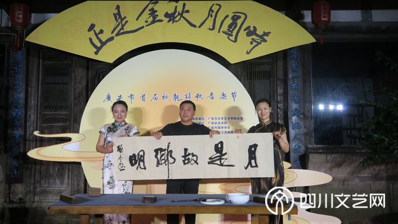 书法家现场提字月是故乡明_副本.jpg