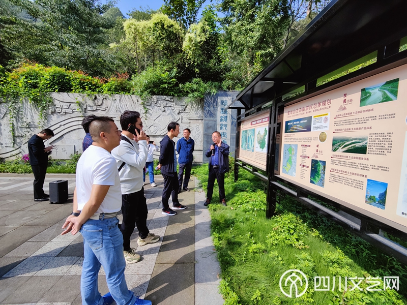 采风团在德阳什邡市洛水镇调研朱李火堰.jpg