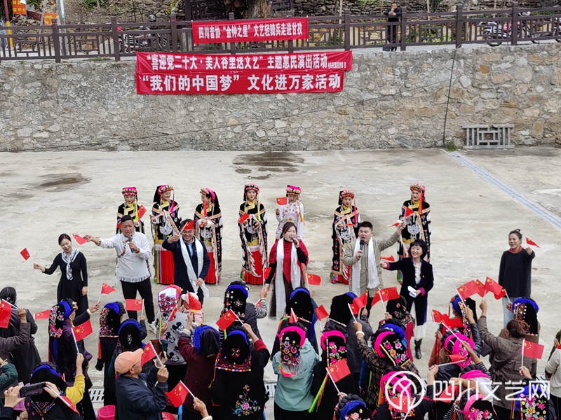 文艺轻骑兵在甘孜丹巴县惠民演出.jpg