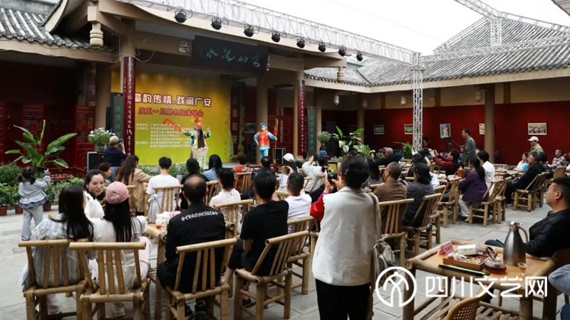 台下观众聚精会神,多位老年戏迷频频鼓掌_副本.jpg 台下观众聚精会神,多位老年戏迷频频鼓掌_副本.jpg